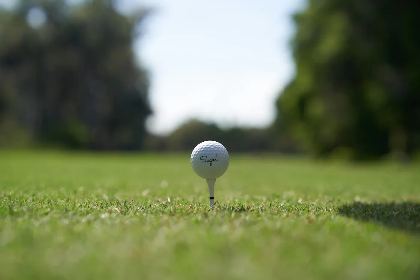 Balle de golf sur un tee