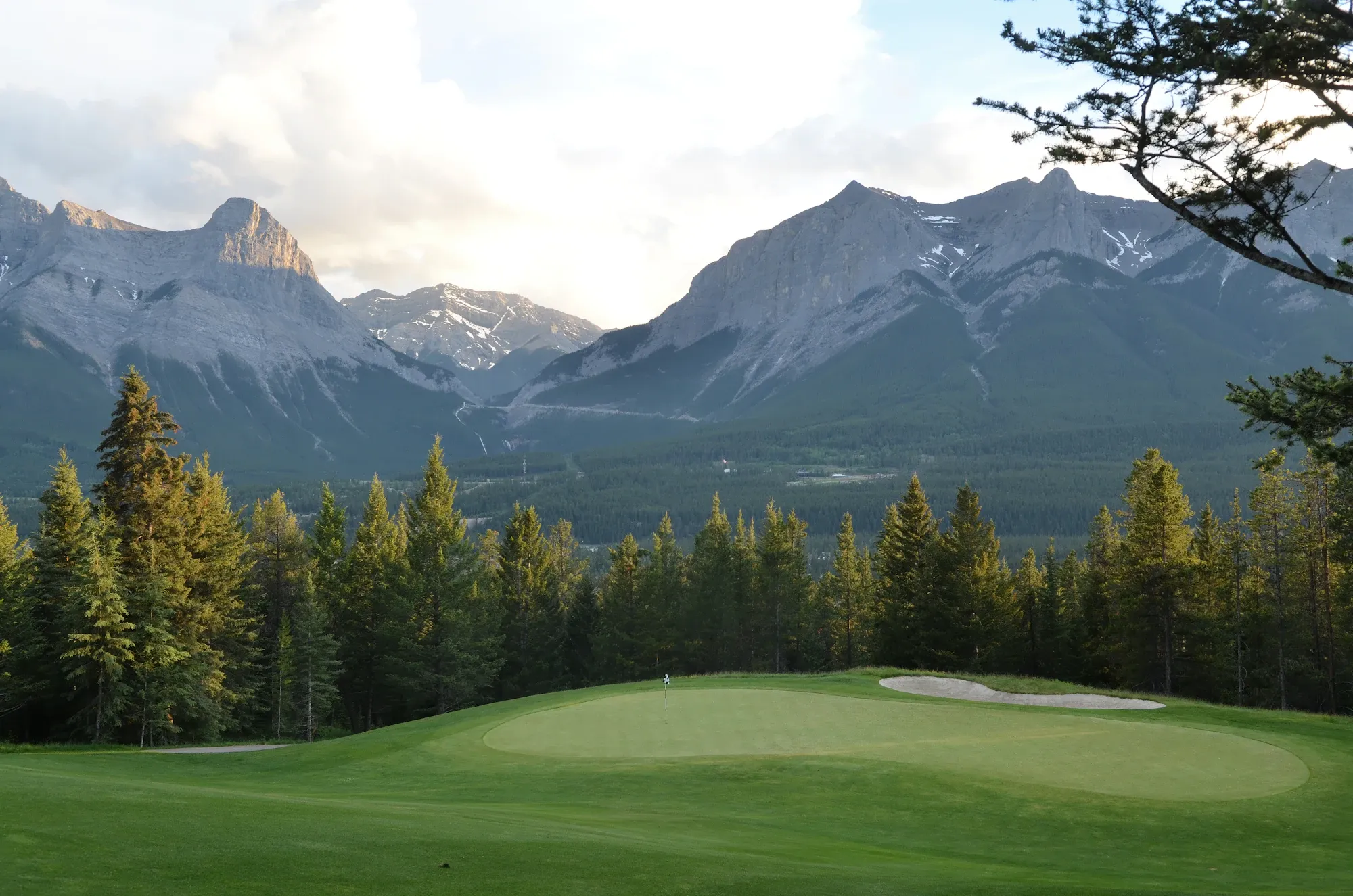 Parcours de golf au pied des montagnes